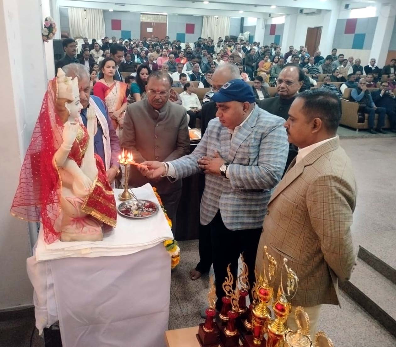 अधिवेशन का शुभारंभ करते अतिथि.