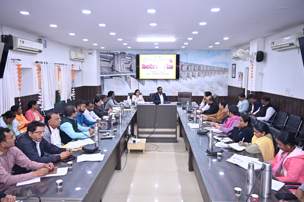 महिला एवं बाल विकास विभाग की समीक्षा बैठक लेते हुए कलेक्टर अबिनाश मिश्रा व उपस्थित अधिकारी-कर्मचारी.
