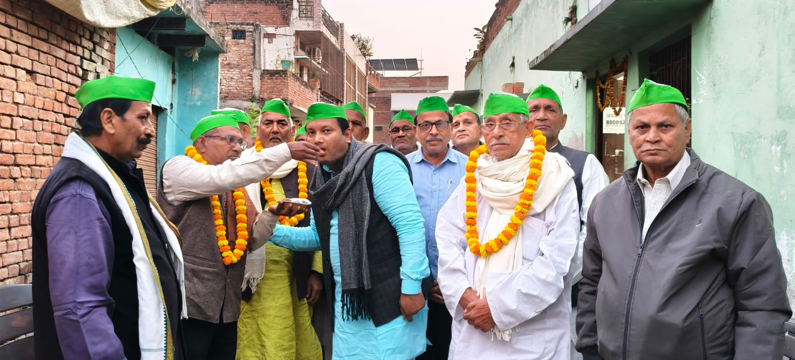 एनएच -233 का किसानों को मिला मुआवजा , मिठाई  खिलाकर मनाई  खुशी