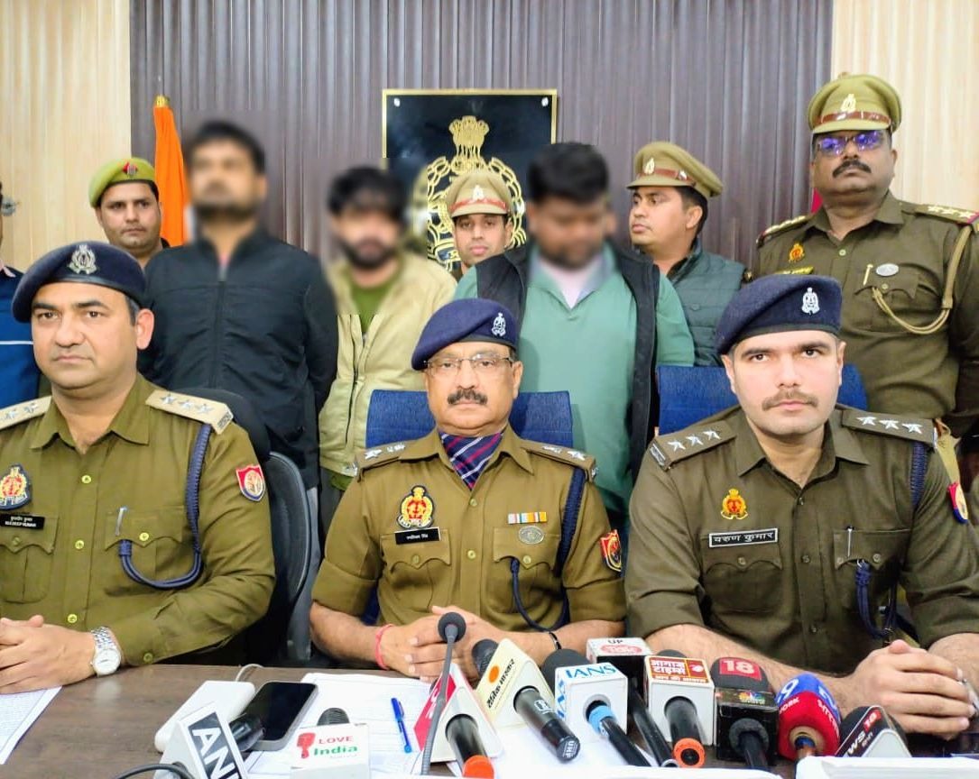 एटीएम उखाड़ कर ले जाने वाले गिरोह का खुलासा करते एसपी सिटी कुमार रणविजय सिंह, सीओ सिविल लाइन व सीओ कटघर, साथ ही पुलिस गिरफ्त में आरोपित. एटीएम उखाड़ कर ले जाने वाले गिरोह का खुलासा करते एसपी सिटी कुमार रणविजय सिंह, सीओ सिविल लाइन व सीओ कटघर, साथ ही पुलिस गिरफ्त में आरोपित.