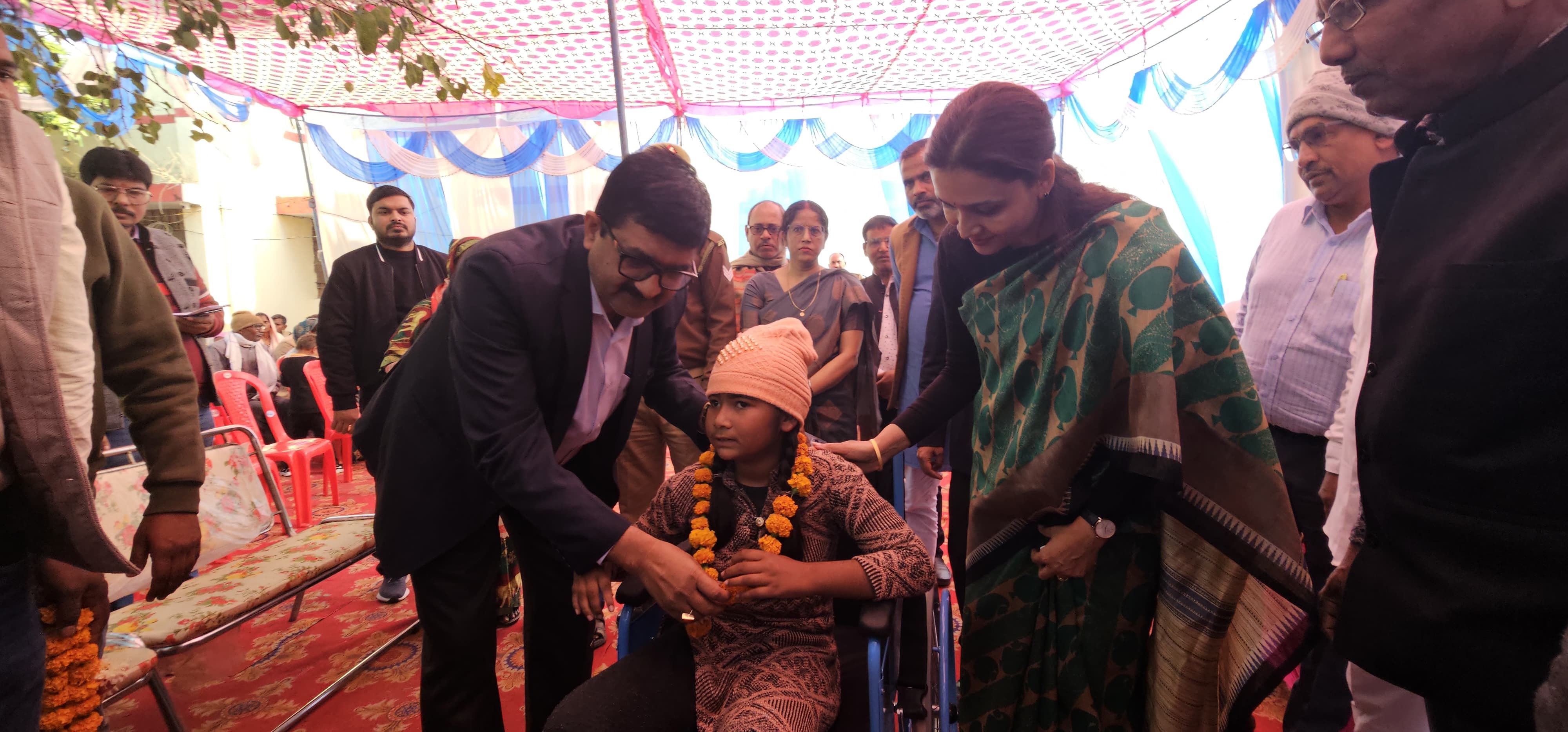 दिव्यांग बच्चों को उपकरण बांट रहे डीएम दिव्यांग बच्चों को उपकरण बांट रहे डीएम