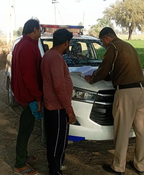 मौके पर कार्रवाई करती पुलिस टीम.