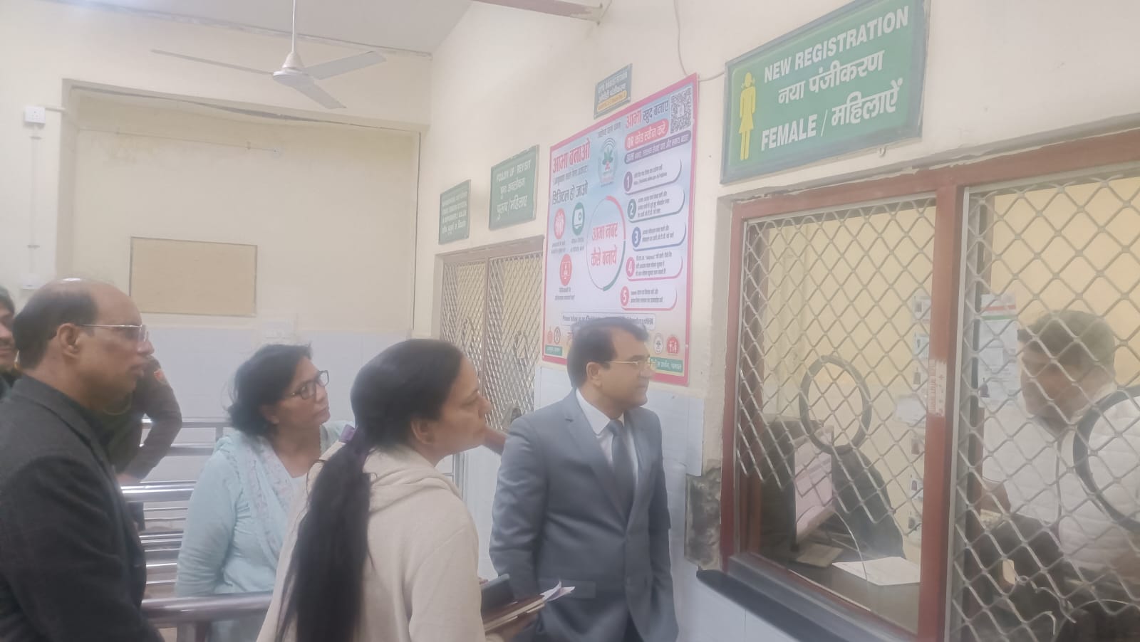 जिला उपायुक्त पलवल जिला नागरिक का निरिक्षण करते हुए