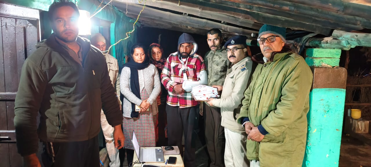 गिरफ्तार आरोपी महिला और उसका बेटा.