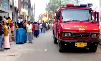 विद्यासागर विद्या पीठ के मल्टी-जिम में लगी आग बुझाते दमकलकर्मी। विद्यासागर विद्या पीठ के मल्टी-जिम में लगी आग बुझाते दमकलकर्मी।