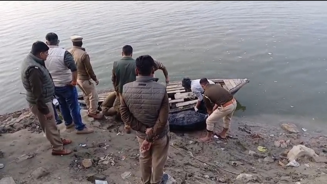 महर्षि दयानंद स्कूल के पास गंगा नदी में उतराया मिला आरोपी अब्दुल सैफ़ का शव महर्षि दयानंद स्कूल के पास गंगा नदी में उतराया मिला आरोपी अब्दुल सैफ़ का शव