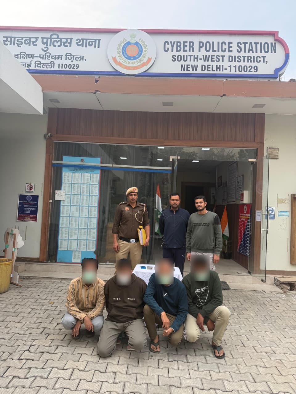 ठगी के मामले में पकड़े गए आरोपितों की फोटो