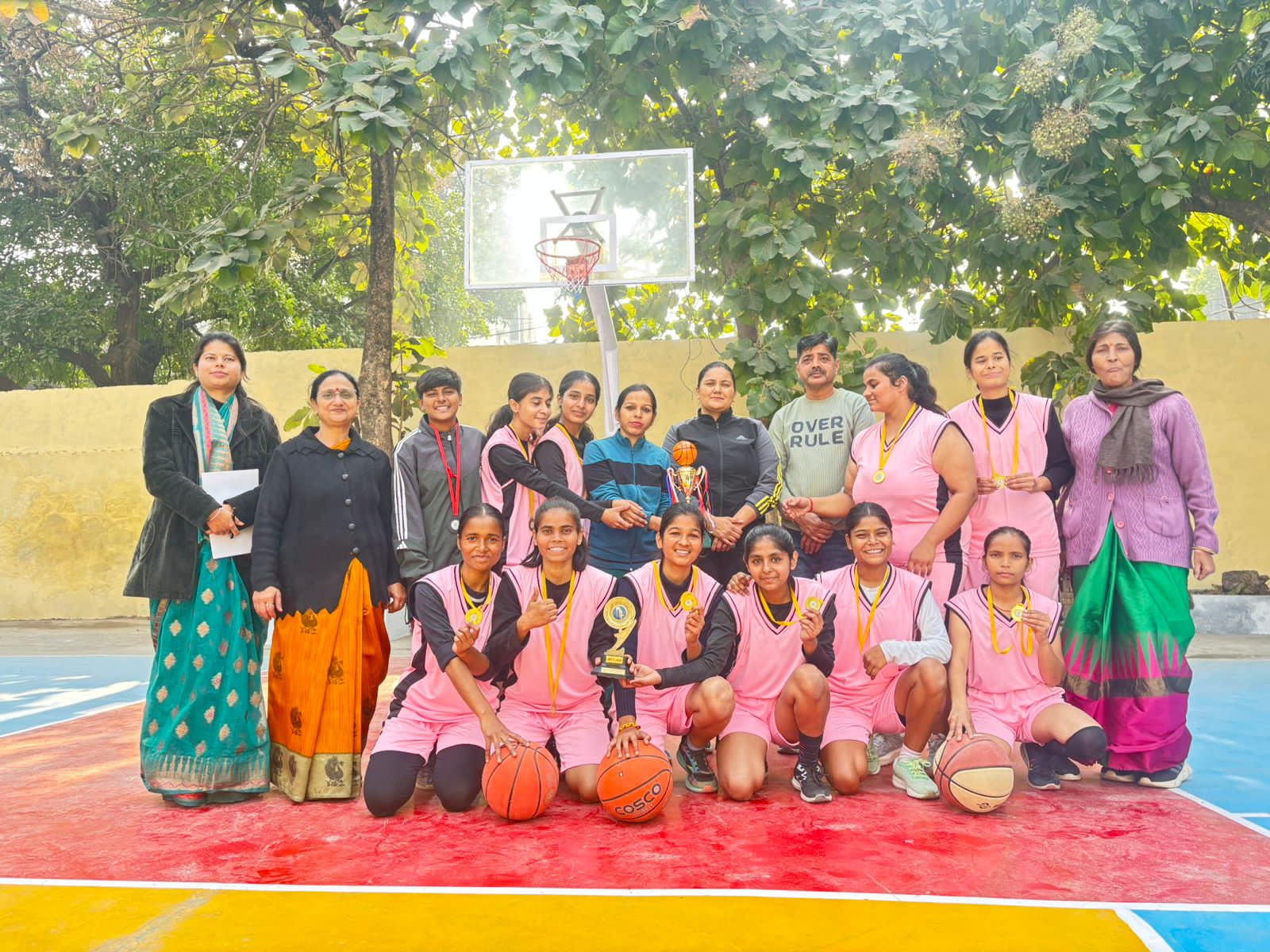 अंतरमहाविद्यालयी महिला बास्केटबॉल प्रतियोगिता में दयानंद आर्य कन्या डिग्री कॉलेज की विजेता टीम ट्रॉफी के साथ.