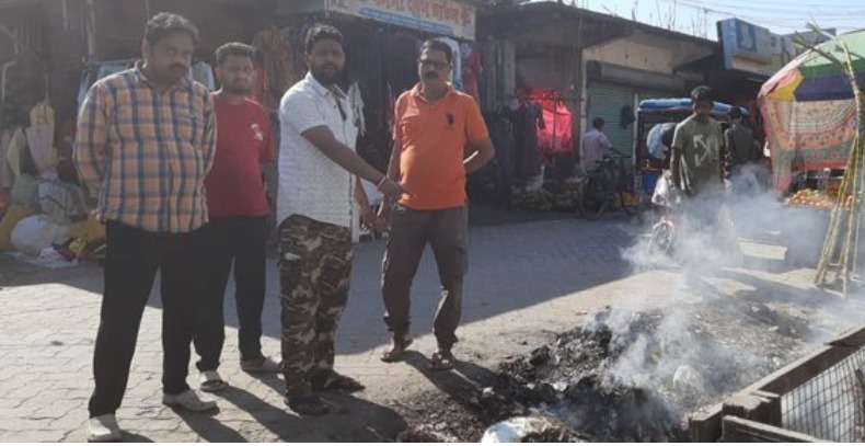 घटनास्थल पर लोगों की भीड़ घटनास्थल पर लोगों की भीड़