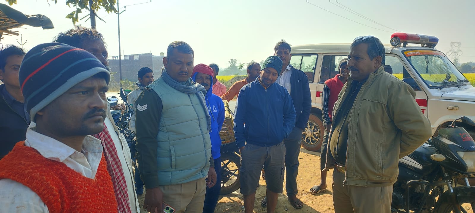 मौके पर मुआयना करती पुलिस.