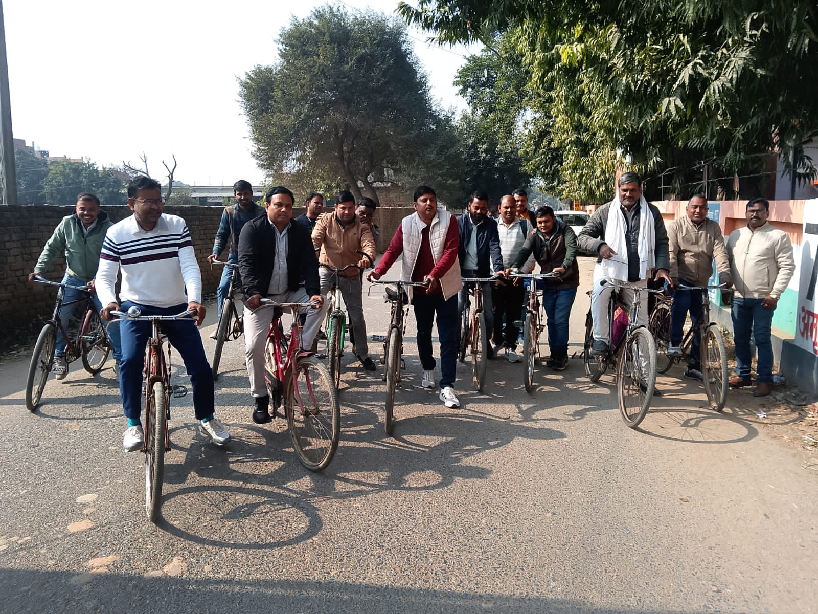 जमालपुर बाजार में साइकिल रैली निकालकर अपनी आवाज बुलंद करते ग्राम सचिव