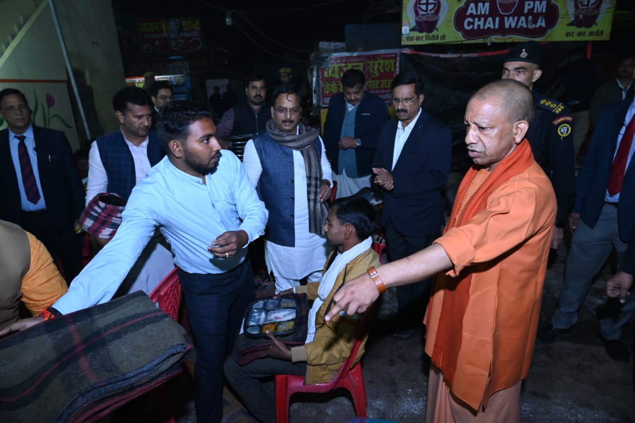 *सीएम योगी ने किया महानगर में दो रैन बसेरों का निरीक्षण, ठहरे जरुरतमंदों में वितरित किया कंबल और भोजन* *सीएम योगी ने किया महानगर में दो रैन बसेरों का निरीक्षण, ठहरे जरुरतमंदों में वितरित किया कंबल और भोजन*