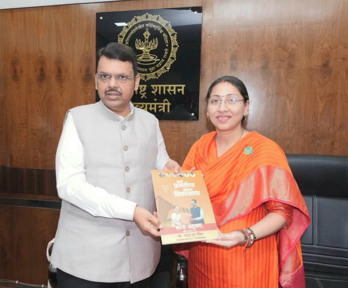 वर्क रिपोर्ट का विमोचन करते सीएम।