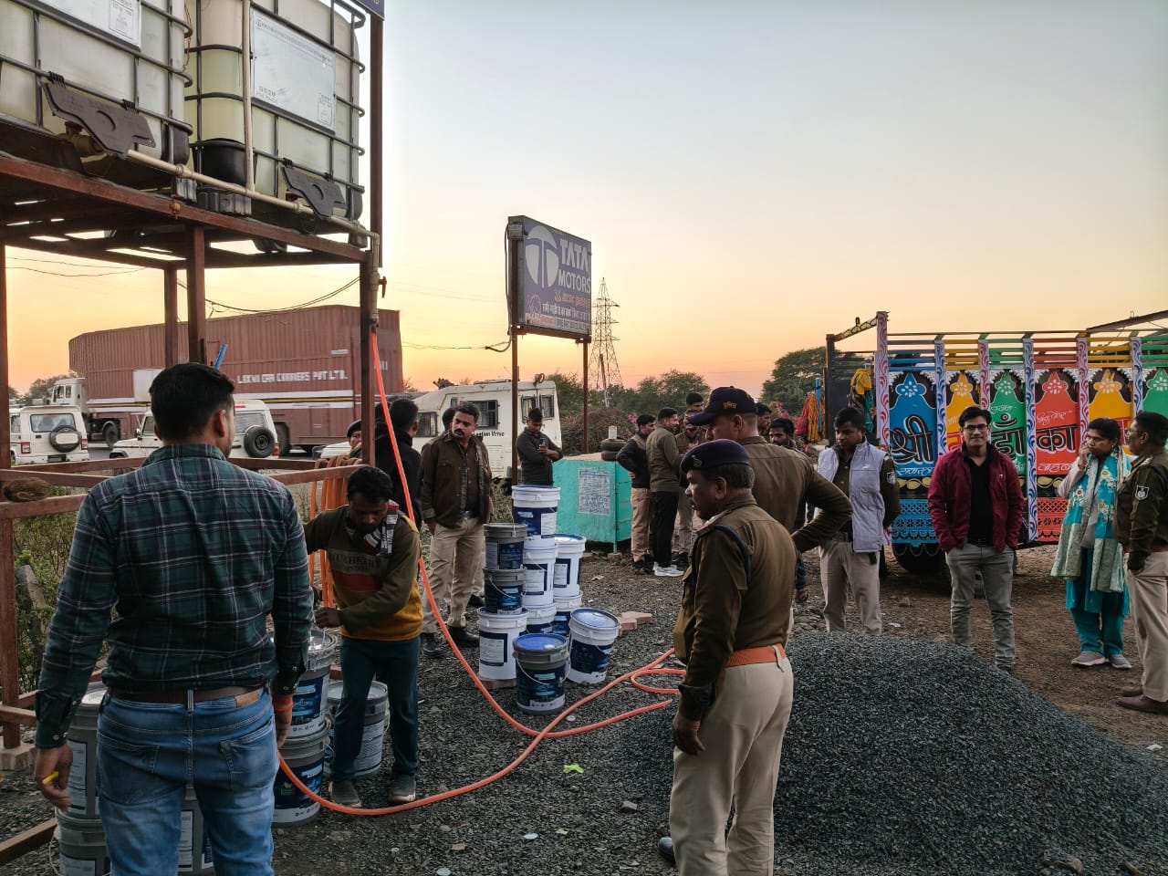 एक लाख का नकली वाहन यूरिया तरल जब्त