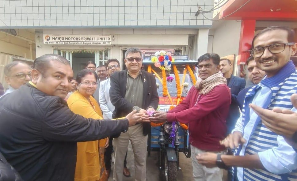 ई रिक्शा की सौंपी चाबी ई रिक्शा की सौंपी चाबी