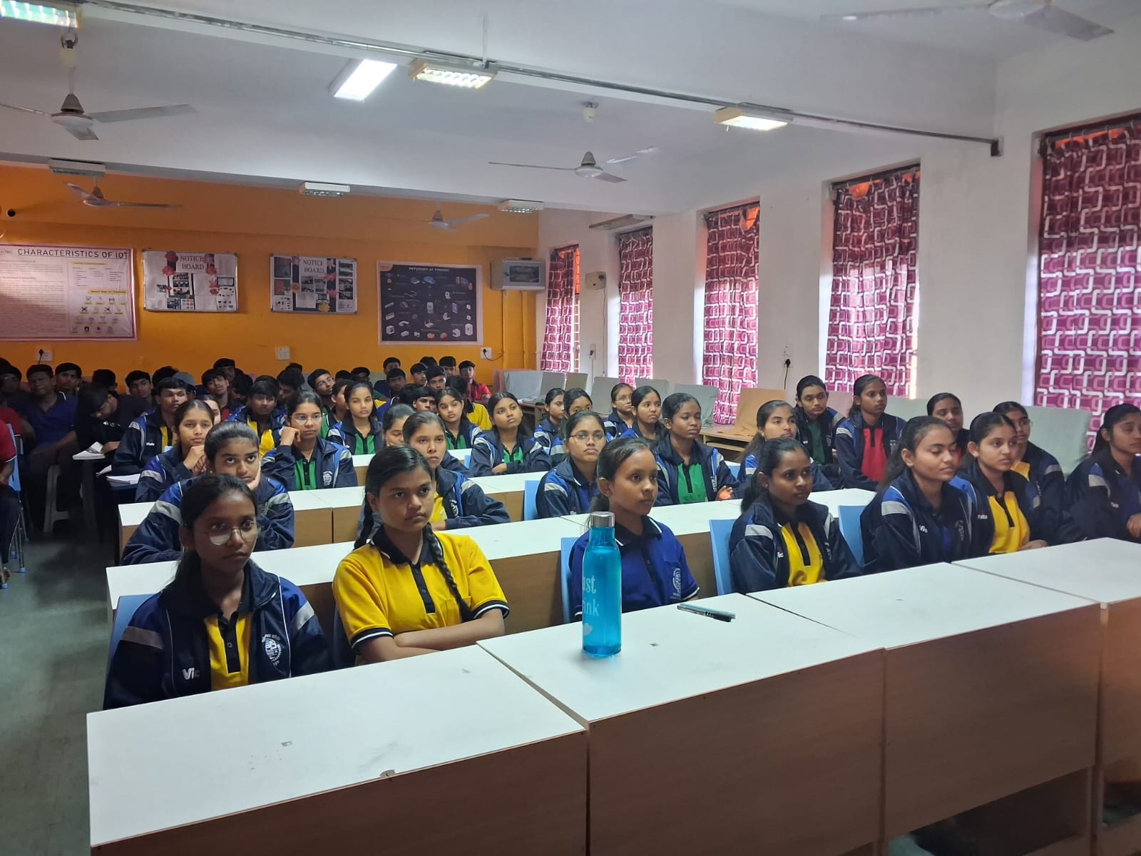 कार्यक्रम के दौरान बैठे हुए विद्यार्थी।