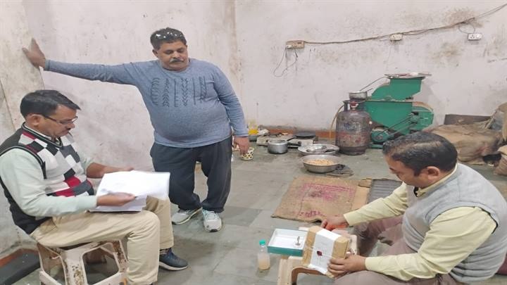 इंदौरः खातीपुरा में गंदगी के बीच बनाए जा रहे तिल एवं गजक, फैक्ट्री को कराया गया बंद