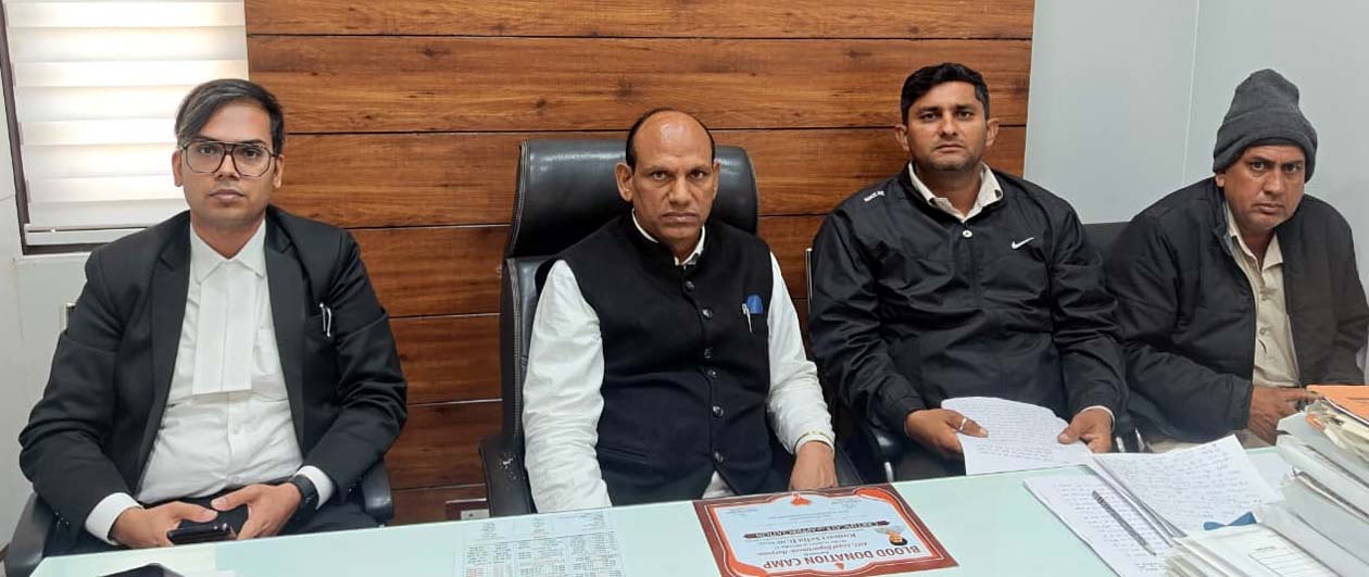 President को पत्र लिखने बारे जानकारी देते रेलूराम के परिजन, साथ हैं एडवोकेट लाल बहादुर खोवाल. President को पत्र लिखने बारे जानकारी देते रेलूराम के परिजन, साथ हैं एडवोकेट लाल बहादुर खोवाल.