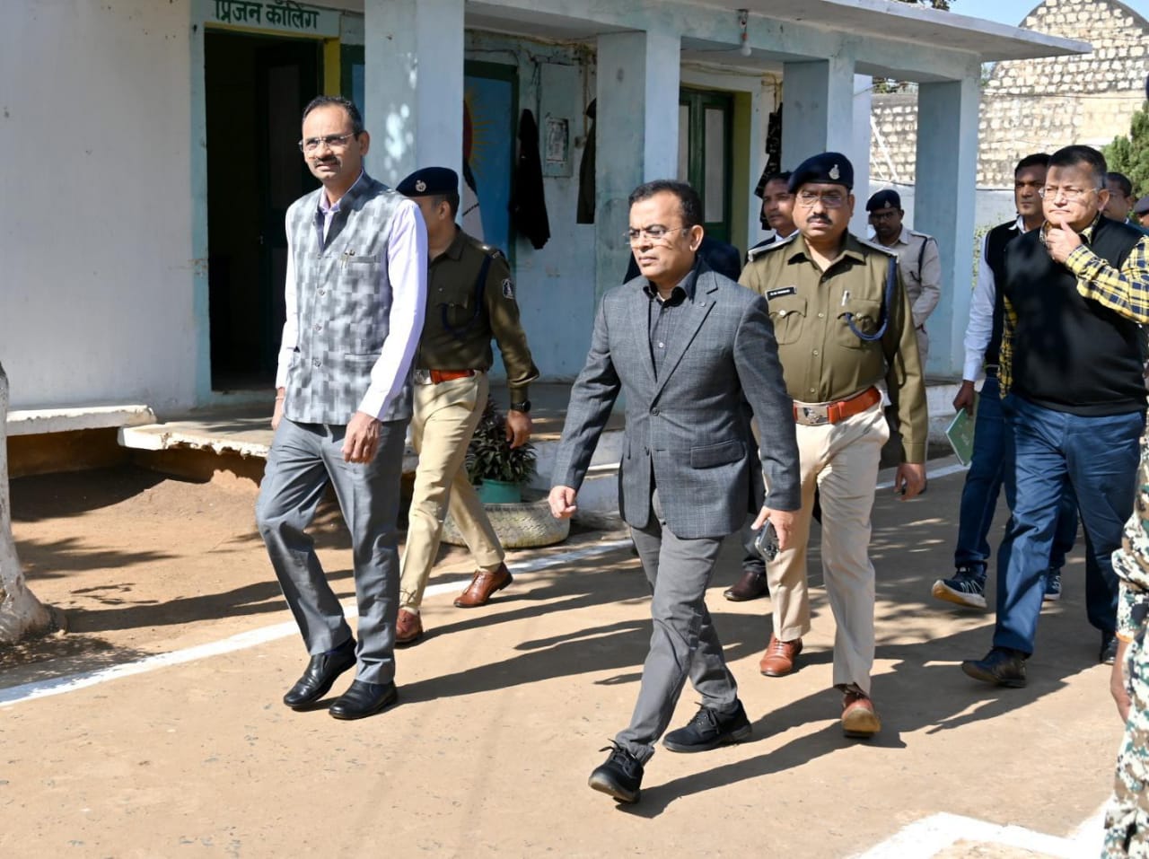 प्रधान जिला न्यायाधीश और कलेक्टर ने जिला जेल का किया संयुक्त निरीक्षण, बंदियों की सुविधाओं और व्यवस्थाओं का लिया जायजा प्रधान जिला न्यायाधीश और कलेक्टर ने जिला जेल का किया संयुक्त निरीक्षण, बंदियों की सुविधाओं और व्यवस्थाओं का लिया जायजा