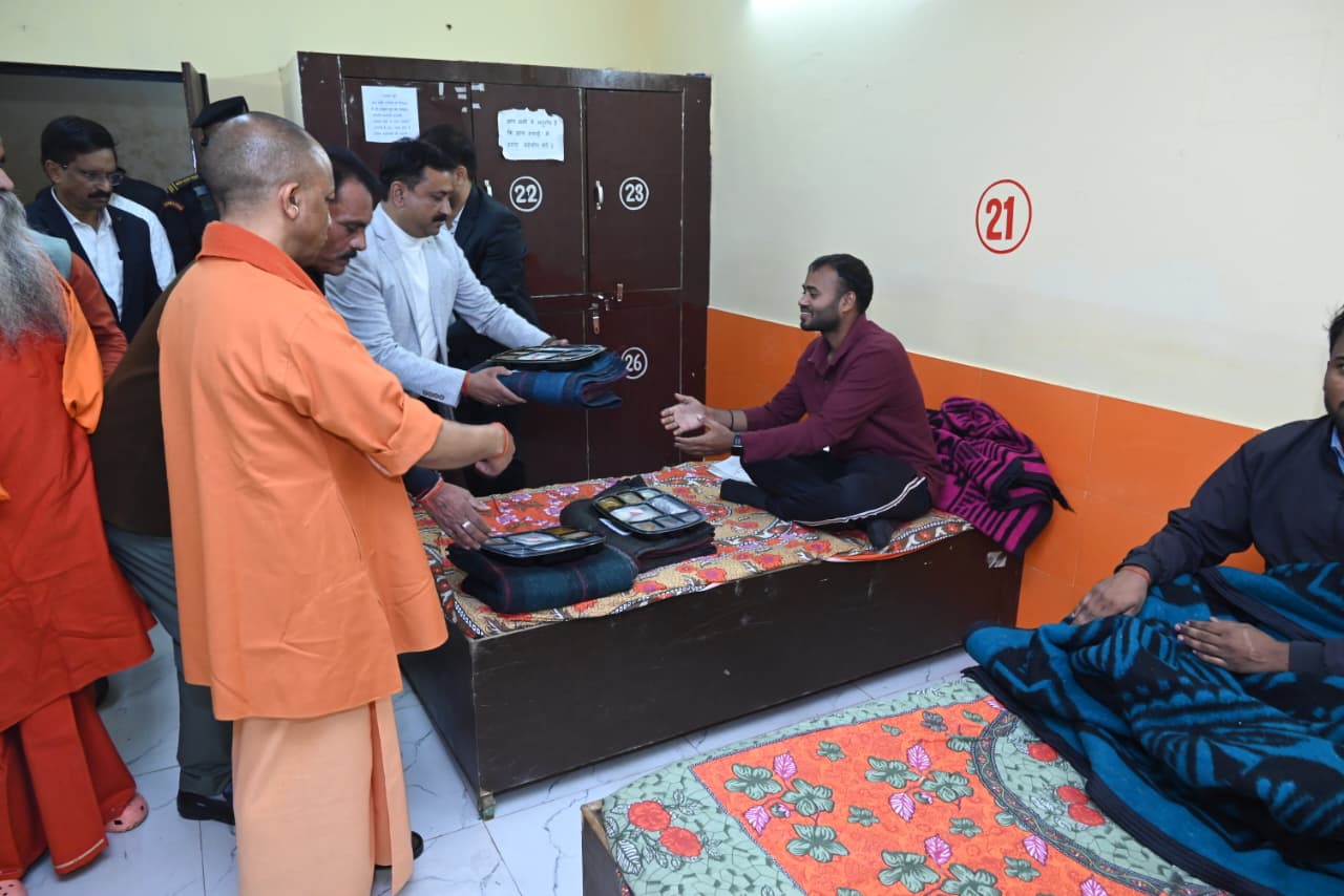 *सीएम योगी ने किया महानगर में दो रैन बसेरों का निरीक्षण, ठहरे जरुरतमंदों में वितरित किया कंबल और भोजन* *सीएम योगी ने किया महानगर में दो रैन बसेरों का निरीक्षण, ठहरे जरुरतमंदों में वितरित किया कंबल और भोजन*