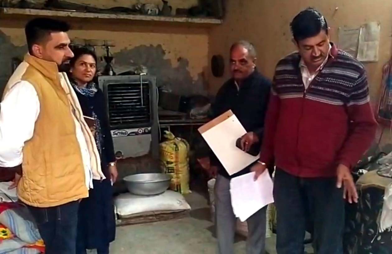 राशन डिपो पर जांच करती सीएम फ्लाइंग टीम. राशन डिपो पर जांच करती सीएम फ्लाइंग टीम.