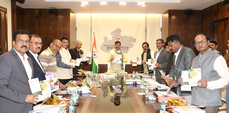 Chief Minister डॉ. मोहन यादव ने विभागीय न्यूज लेटर और पर्यावरण से समन्वय ब्रोशर का किया विमोचन Chief Minister डॉ. मोहन यादव ने विभागीय न्यूज लेटर और पर्यावरण से समन्वय ब्रोशर का किया विमोचन