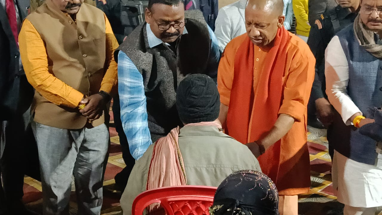 आश्रयहीनों से मिले, सुविधा का लिया जायजा — जरूरतमंदों को वितरित किए कंबल भोजन* आश्रयहीनों से मिले, सुविधा का लिया जायजा — जरूरतमंदों को वितरित किए कंबल भोजन*