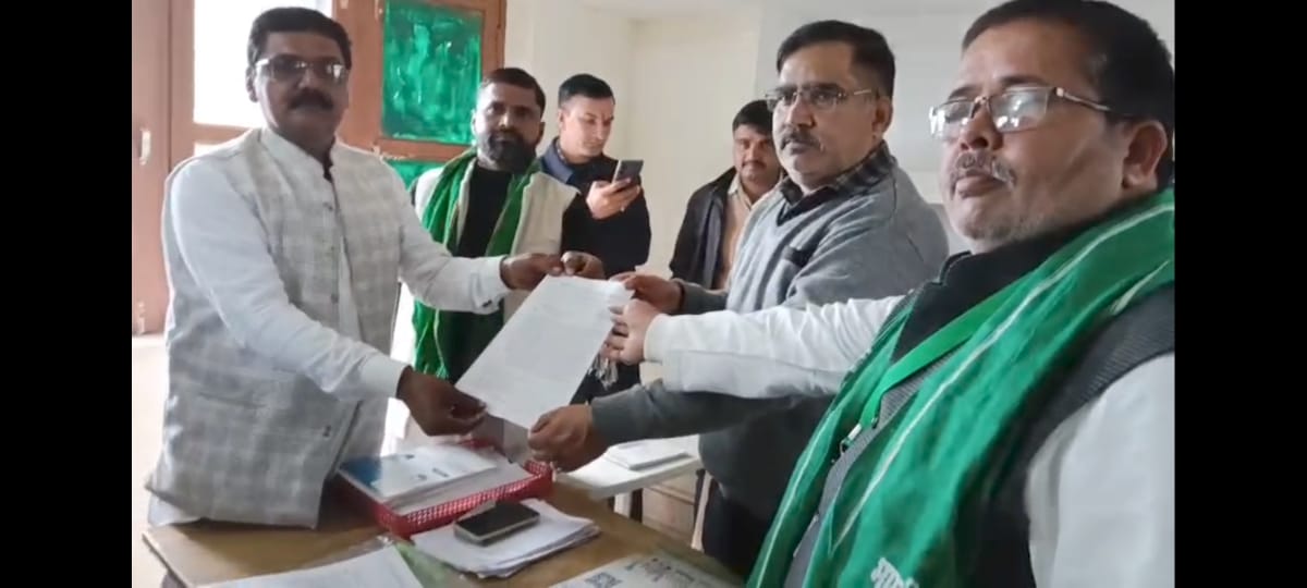 ज्ञापन सौपतें किसान ज्ञापन सौपतें किसान