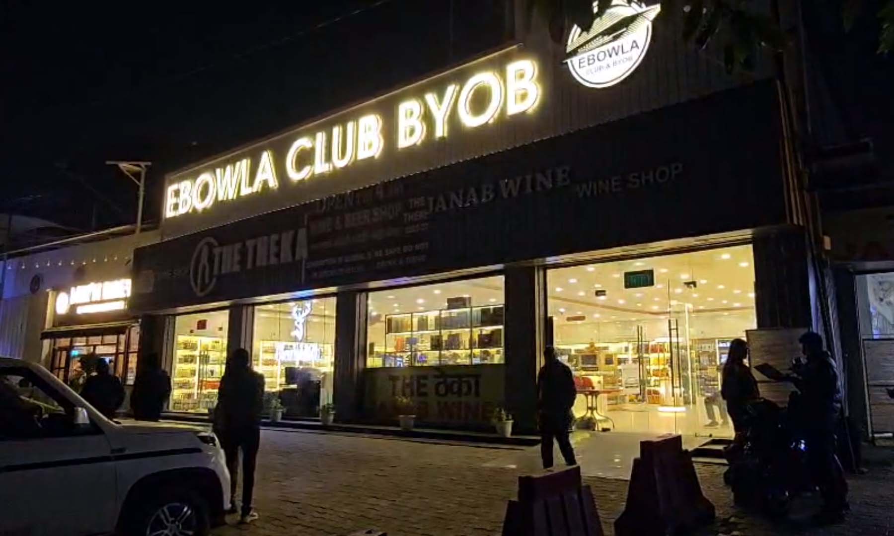 गुरुग्राम में सिग्नेचर टॉवर के पास स्थित इसी वॉइन शॉप पर आबकारी विभाग ने की छापेमारी.