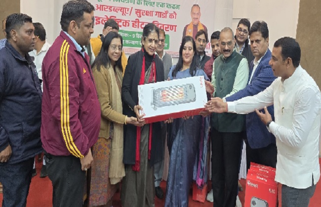 बांसुरी स्वराज सुरक्षा गार्डों को इलेक्ट्रिक हीटर देते हुए. बांसुरी स्वराज सुरक्षा गार्डों को इलेक्ट्रिक हीटर देते हुए.