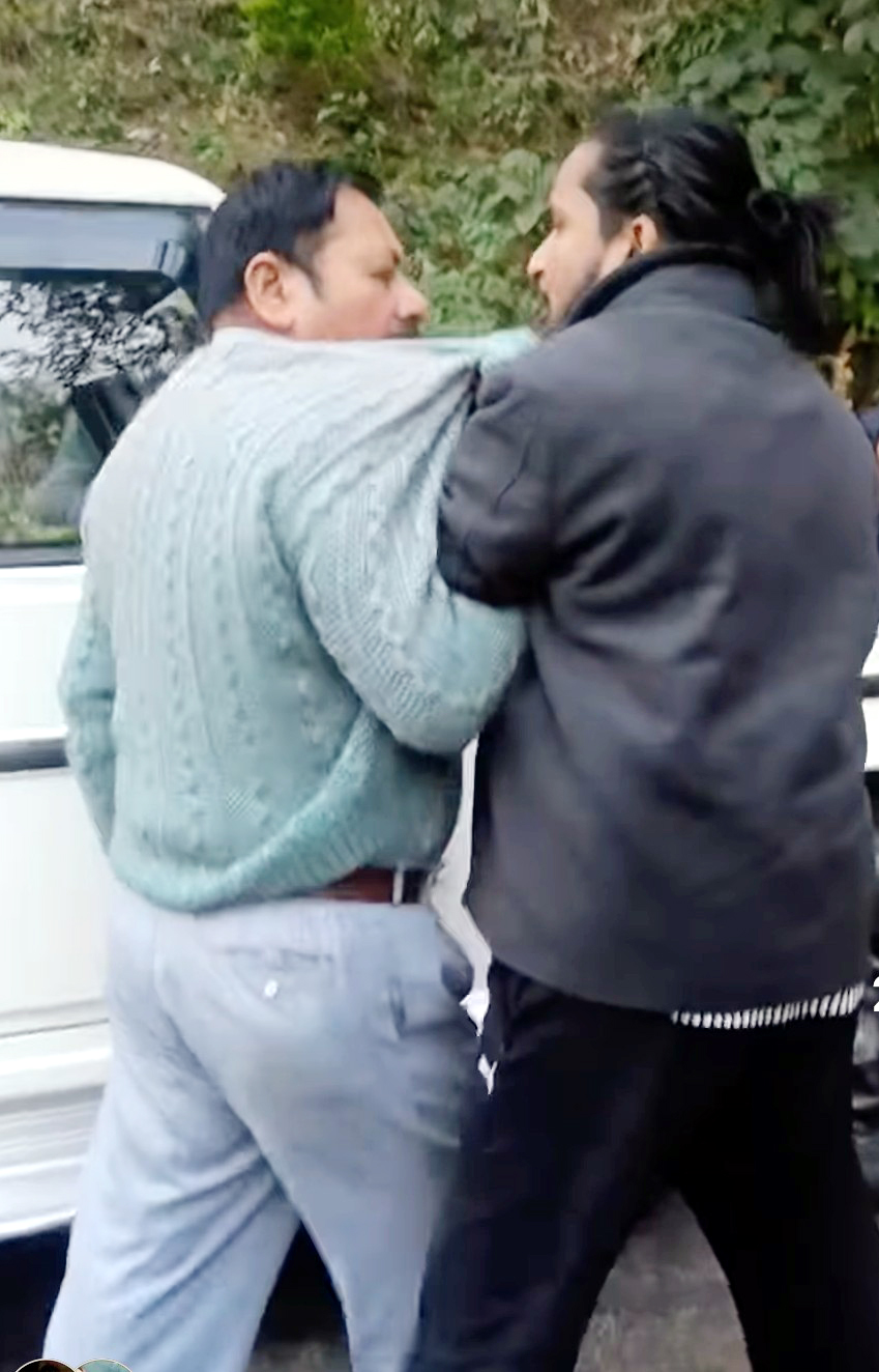 सीजेएम के चालक से कॉलर पकड़कर उलझता टैक्सी चालक. सीजेएम के चालक से कॉलर पकड़कर उलझता टैक्सी चालक.