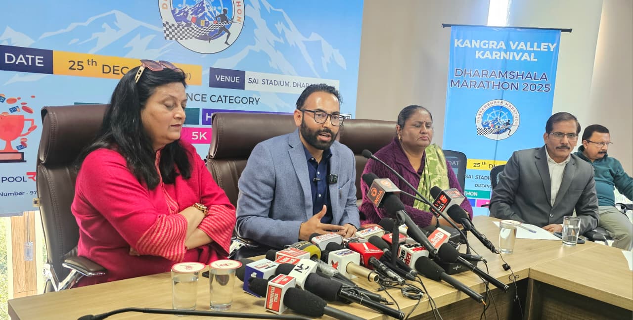 पत्रकार वार्ता को संबोधित करते हुए आयुक्त नगर निगम.