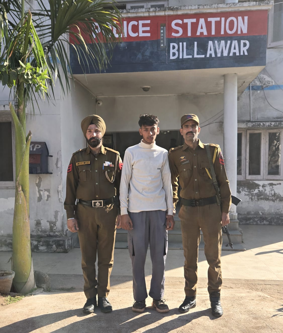 Kathua Police arrested one accused in a kidnapping case and handed him over to Punjab Police. Kathua Police arrested one accused in a kidnapping case and handed him over to Punjab Police.