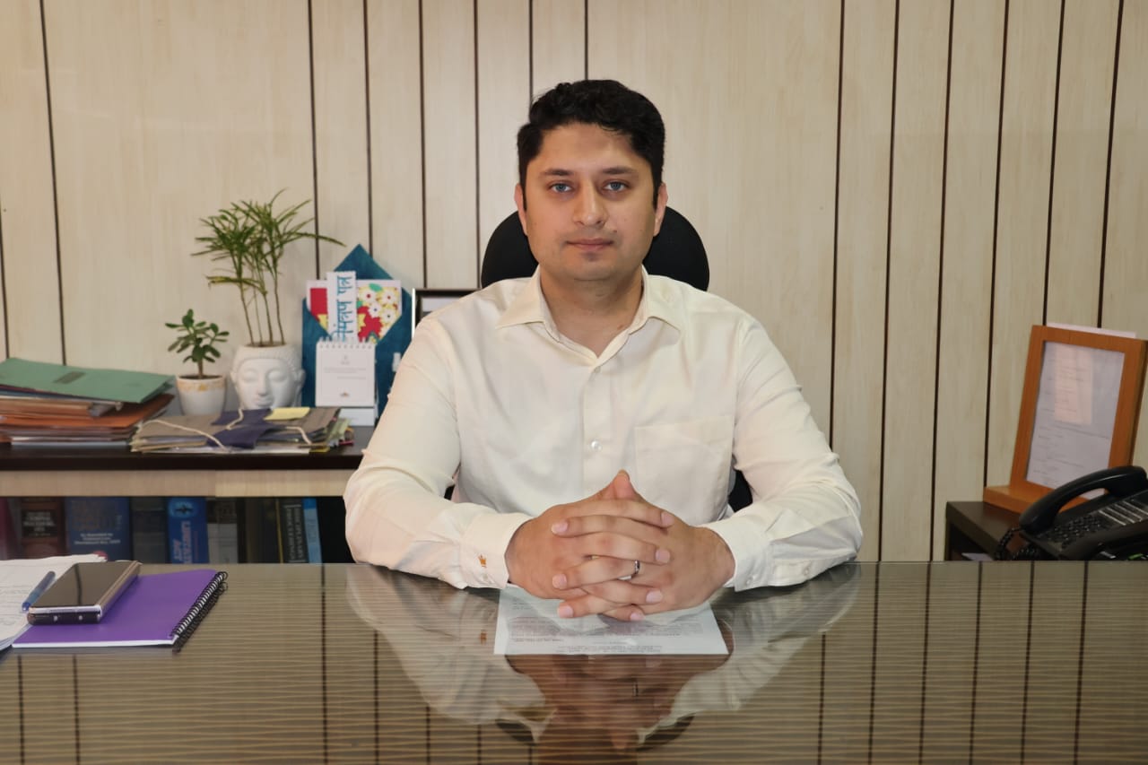 जिला दंडाधिकारी अपूर्व देवगन.