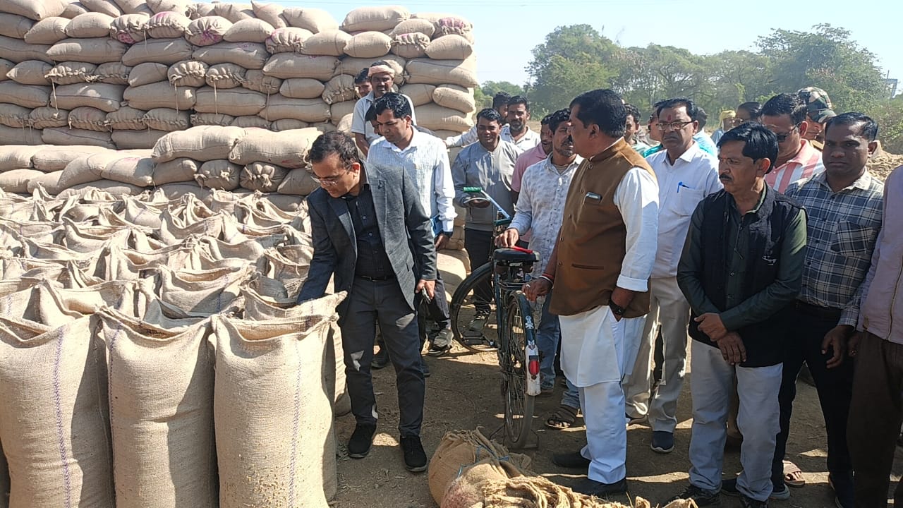 जांजगीर कलेक्टर ने धान खरीदी केंद्र सिवनी का किया निरीक्षण