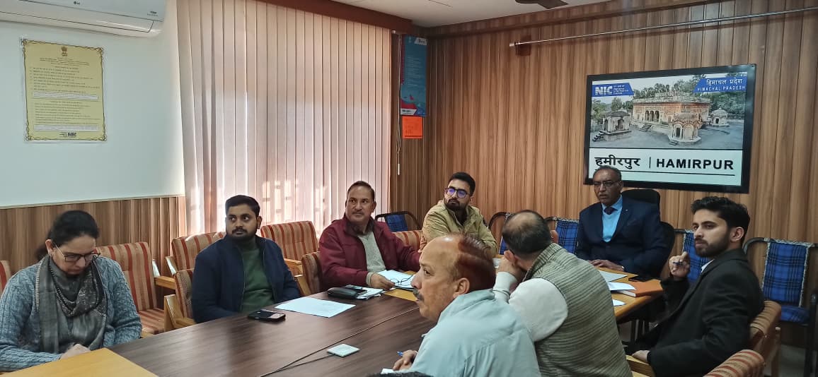 उपायुक्त अमरजीत सिंह वीडियो कांफ्रेंसिंग के माध्यम से जिला के सभी एसडीएम और अन्य संबंधित विभागों के अधिकारियों से बैठक करते हुए