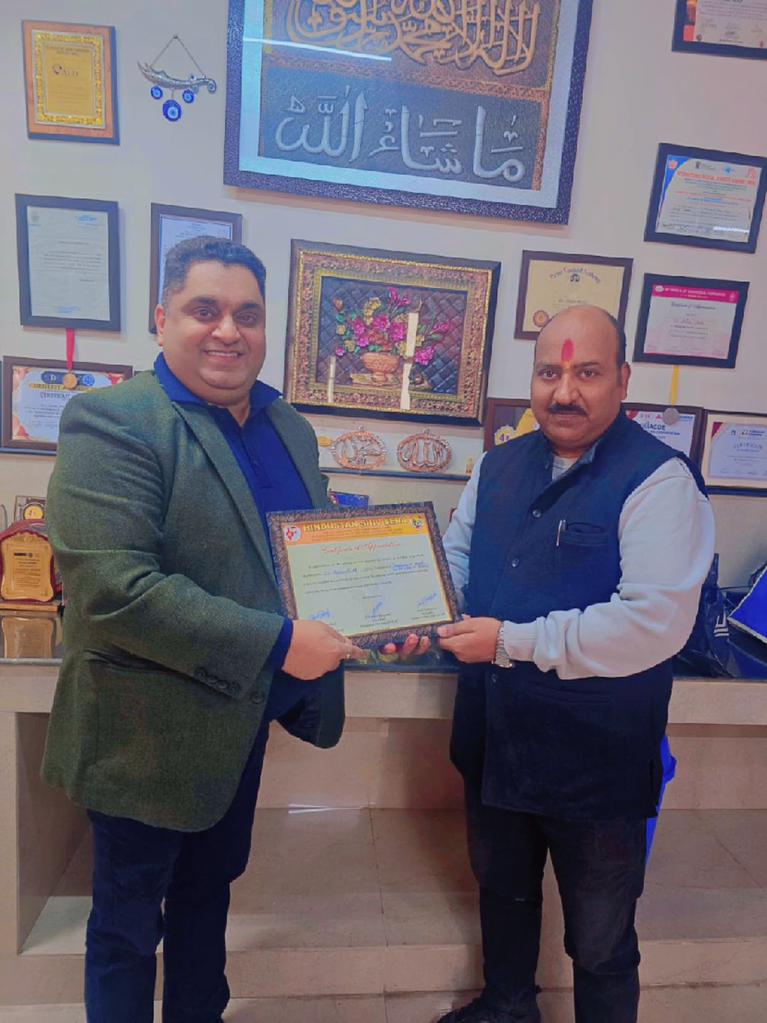 हिंदुस्तान शिव सेना ने डेंटल कॉलेज जम्मू के एचओडी अज़हर मलिक को सम्मानित किया हिंदुस्तान शिव सेना ने डेंटल कॉलेज जम्मू के एचओडी अज़हर मलिक को सम्मानित किया