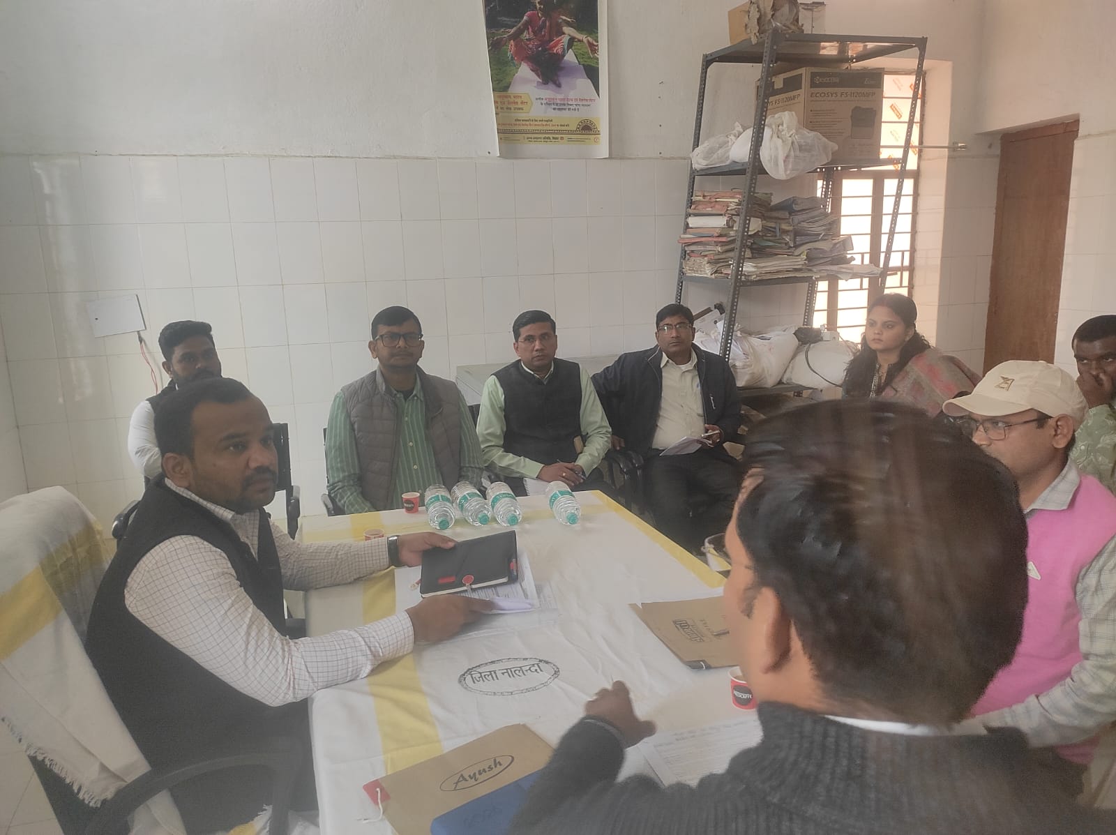 कार्यों की समीक्षा करते अधिकारी