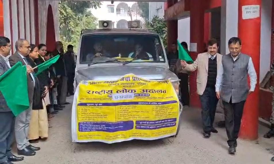 हरी झंडी दिखाते अधिकारी