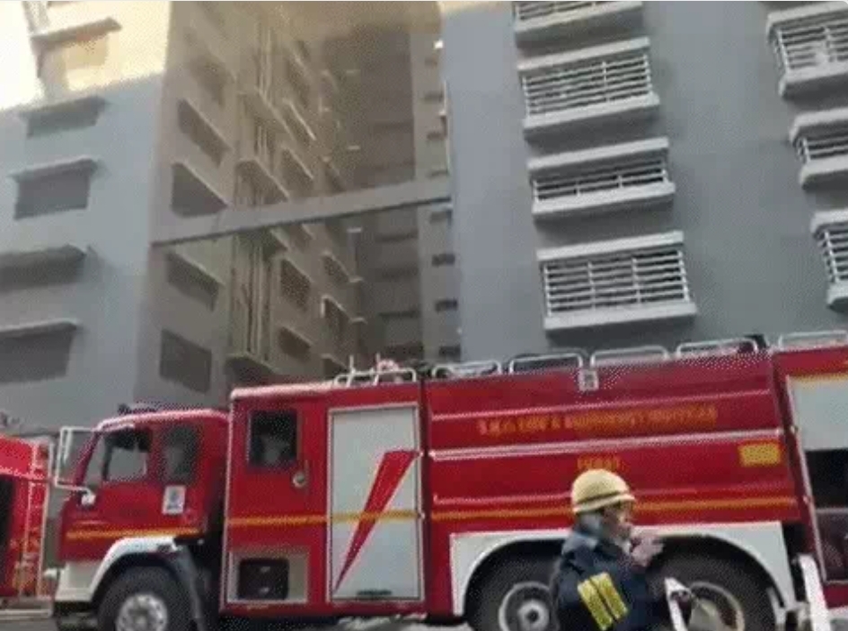 सूरत की राज टेक्सटाइल मार्केट में भीषण आग सूरत की राज टेक्सटाइल मार्केट में भीषण आग