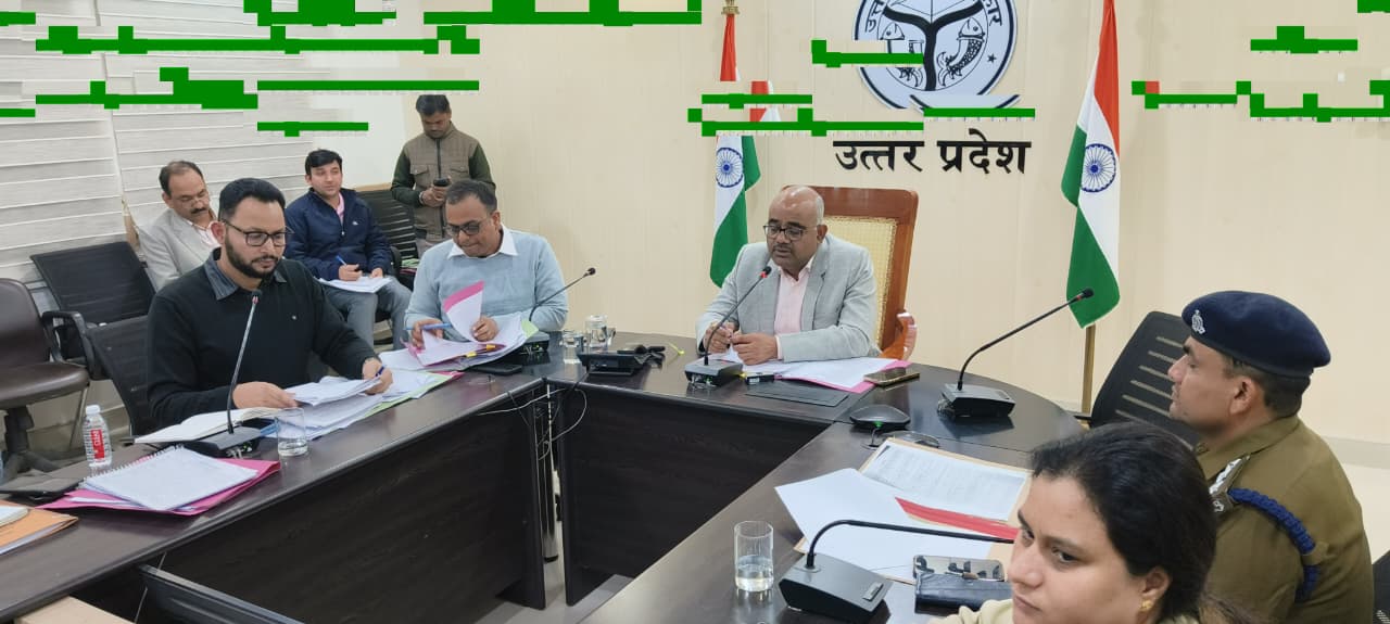 बैठक के दौरान जिलाधिकारी जितेन्द्र प्रताप सिंह व अन्य बैठक के दौरान जिलाधिकारी जितेन्द्र प्रताप सिंह व अन्य