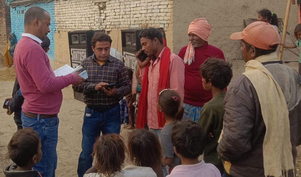 दरभंगा (तारडीह): छापेमारी बाद अधिकारी.