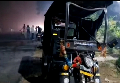 दुर्घटना में क्षतिग्रस्त टोटो का दृश्य