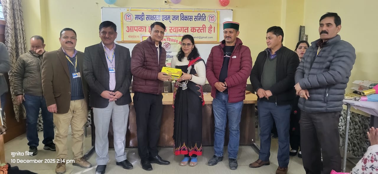 जीवन बीमा निगम की ओर से समिति कार्यकर्ताओं को सम्मानित करते हुए.