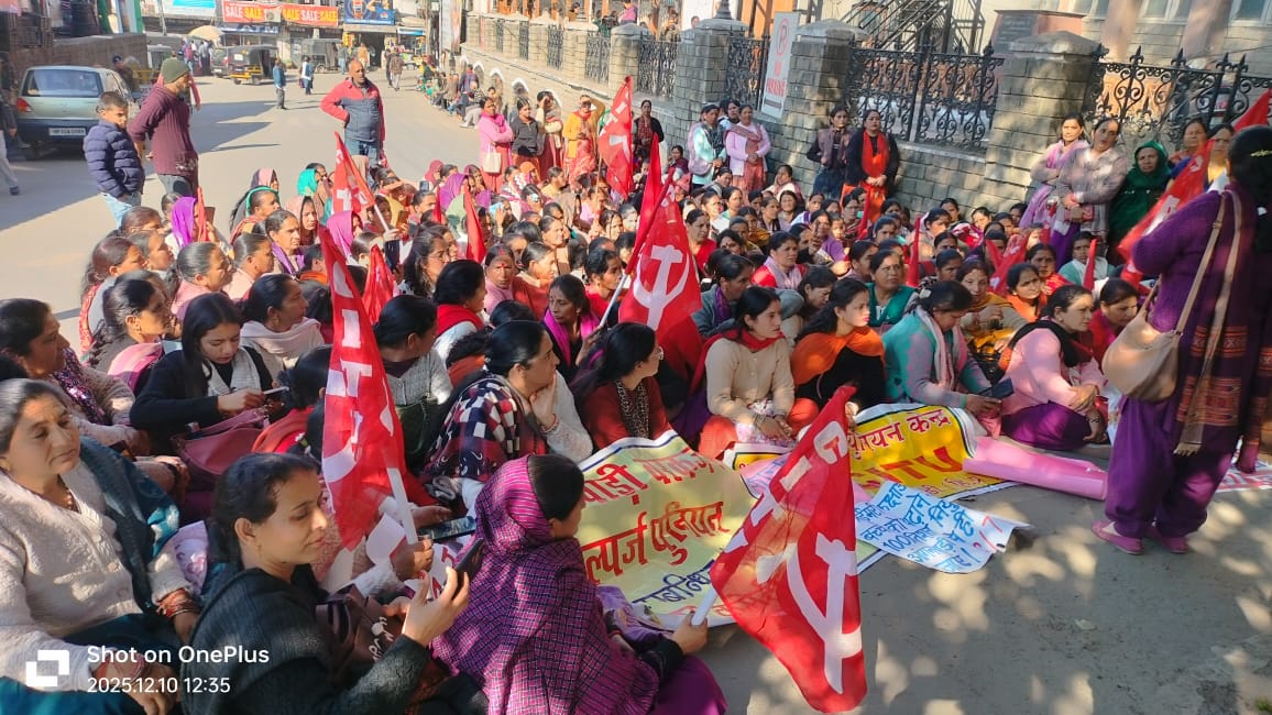 मंडी में धरना प्रदर्शन करते हुए स्कीम वर्करज.