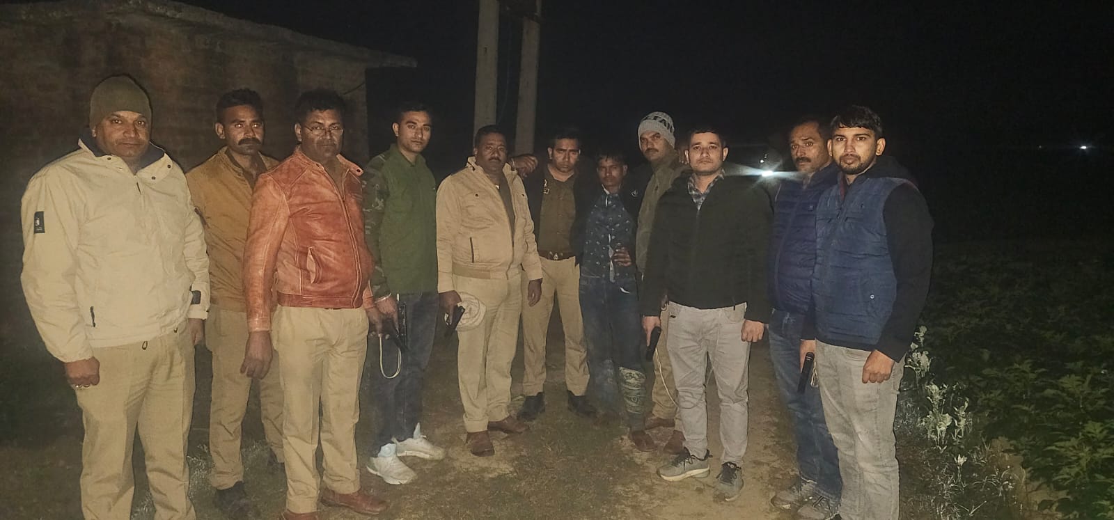 पुलिस मुठभेड़ में घायल बदमाश को ले जाती पुलिस पुलिस मुठभेड़ में घायल बदमाश को ले जाती पुलिस