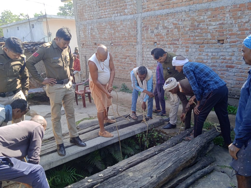 शव काे वाहर निकाले ग्रमीण्