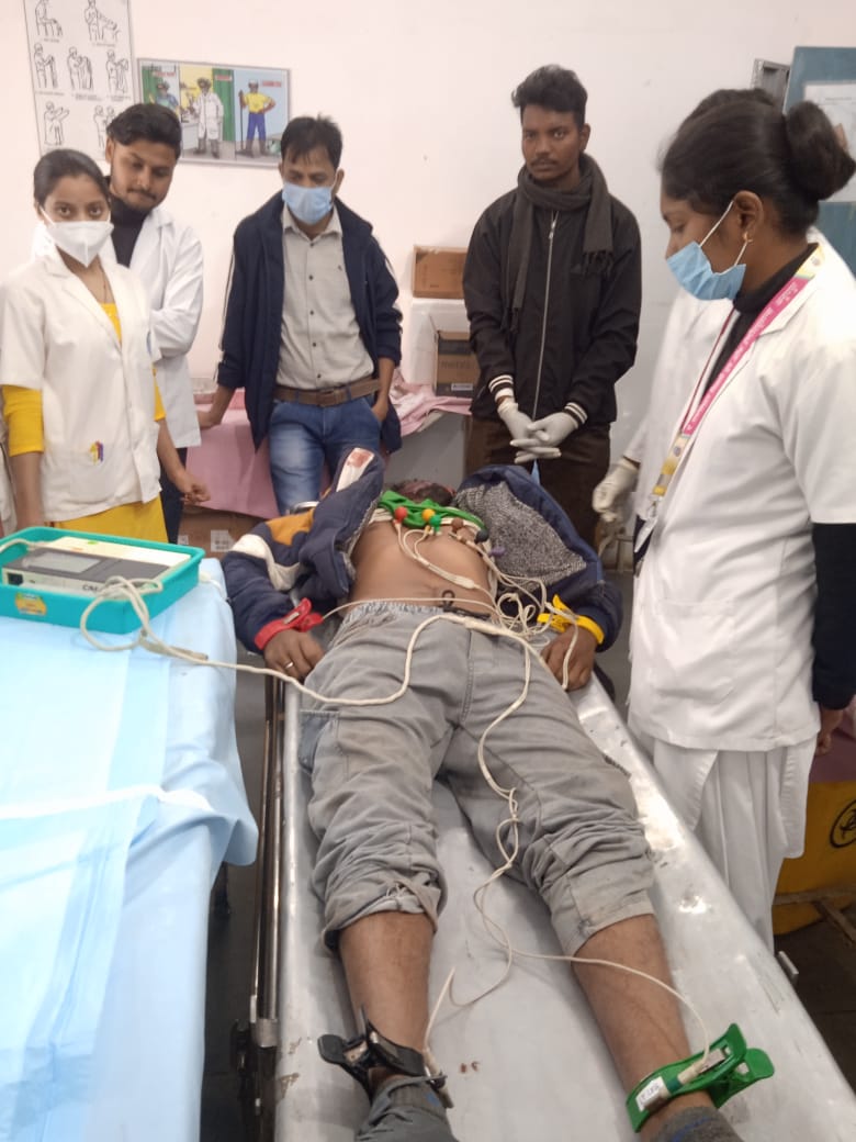 जिला चिकित्सालय में युवक का इलाज के दाैरान
