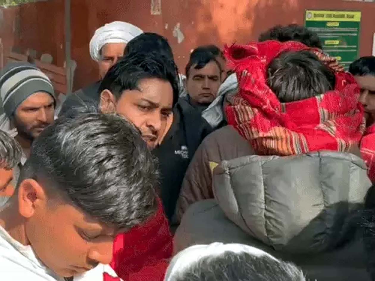 अस्पताल में ए​कत्रित मोनू के परिजन.