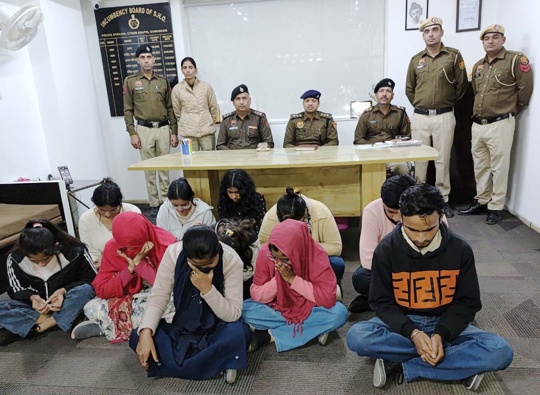 गुरुग्राम पुलिस की गिरफ्त में फर्जी कॉल सेंटर से काबू की गई महिलाएं व अन्य स्टाफ सदस्य. गुरुग्राम पुलिस की गिरफ्त में फर्जी कॉल सेंटर से काबू की गई महिलाएं व अन्य स्टाफ सदस्य.